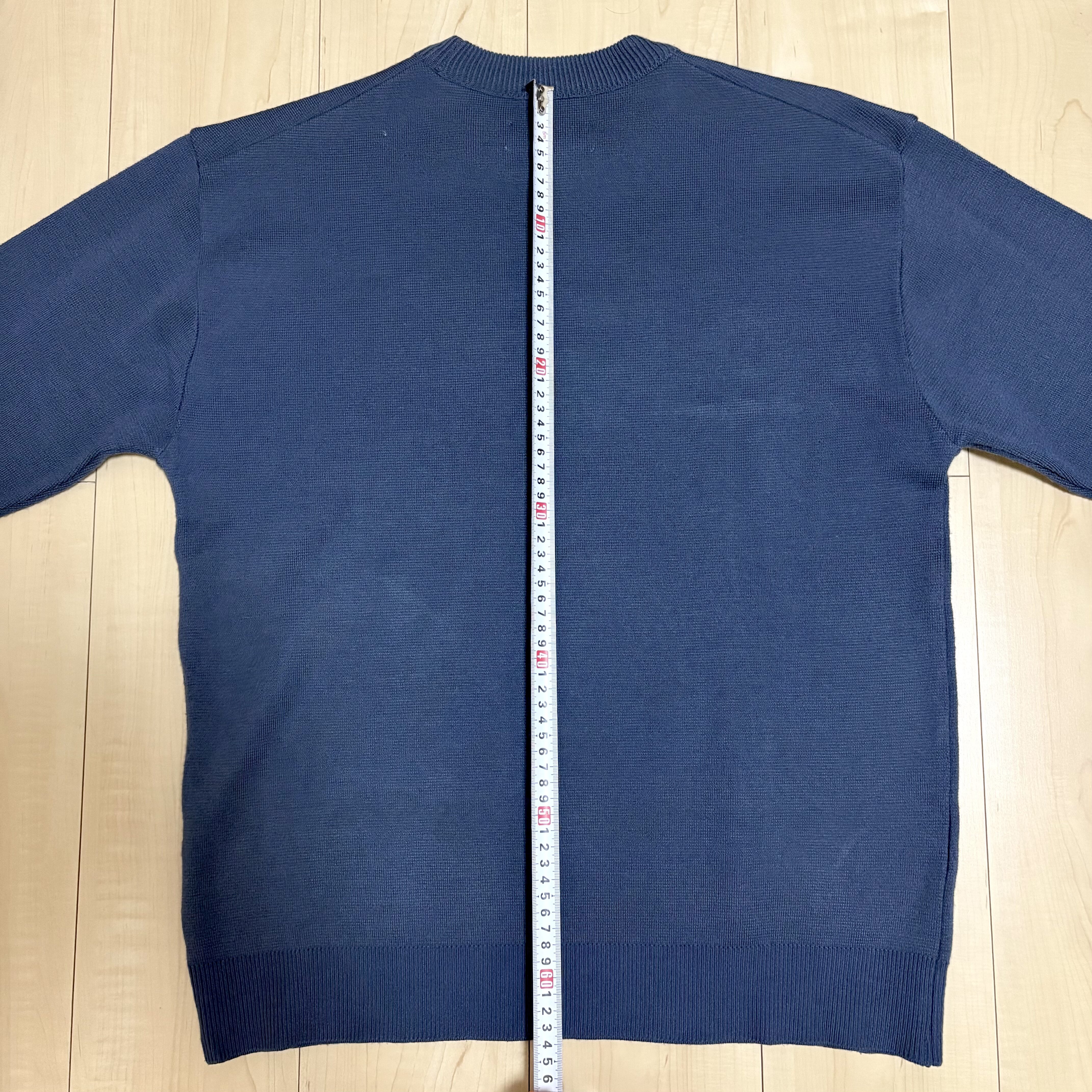 UNITED TOKYO長袖ニットの着丈64cmをメジャーで測った写真