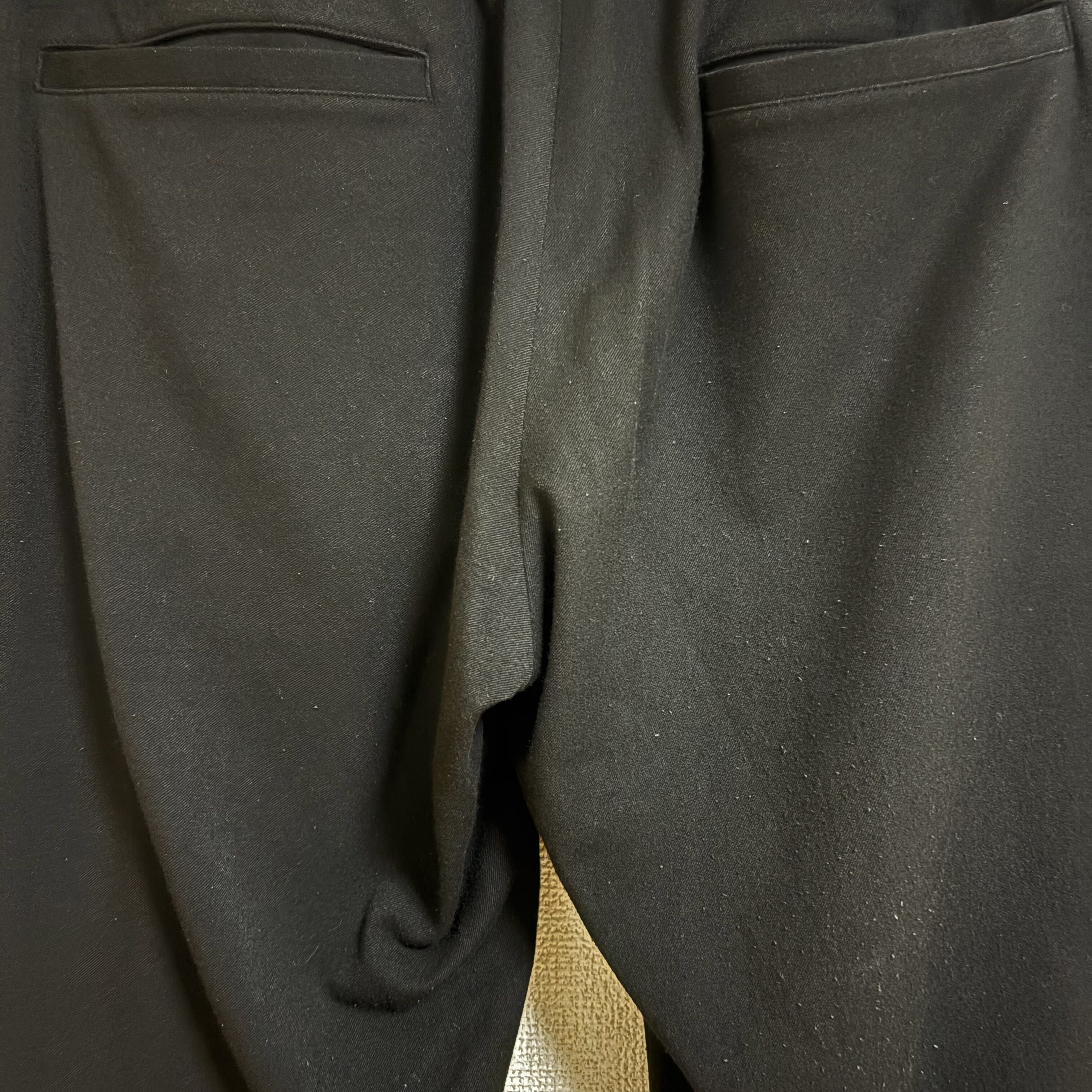 ZOZOUSEDで購入した全体的に毛玉がある黒いパンツ